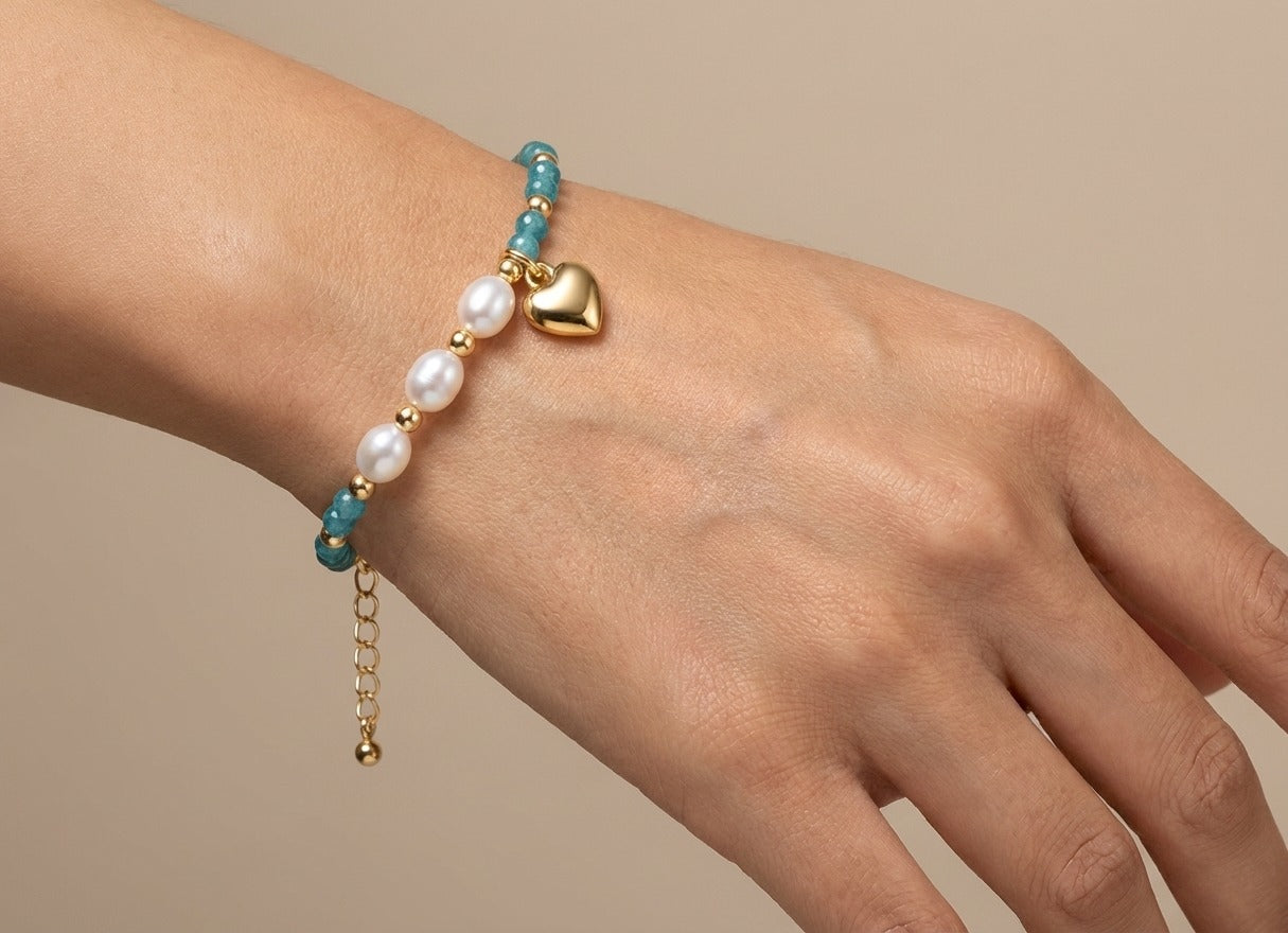 Pulsera de broche con cristales, perlas de río y dije de corazón