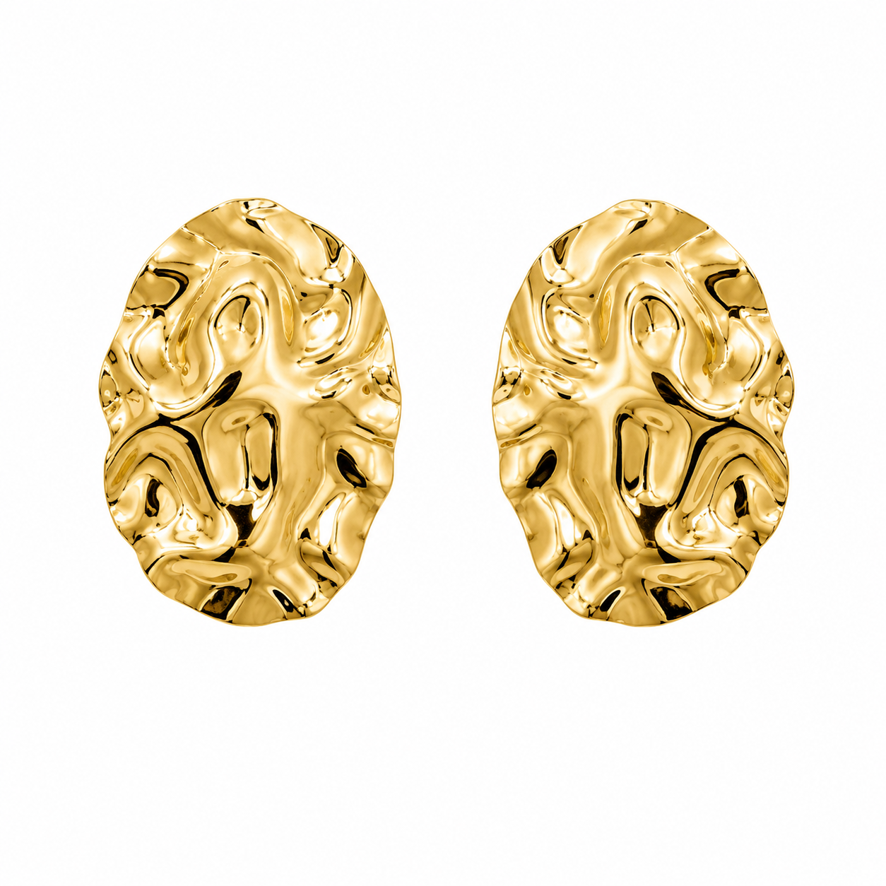 Aretes dorados de diseño orgánico y textura artística.