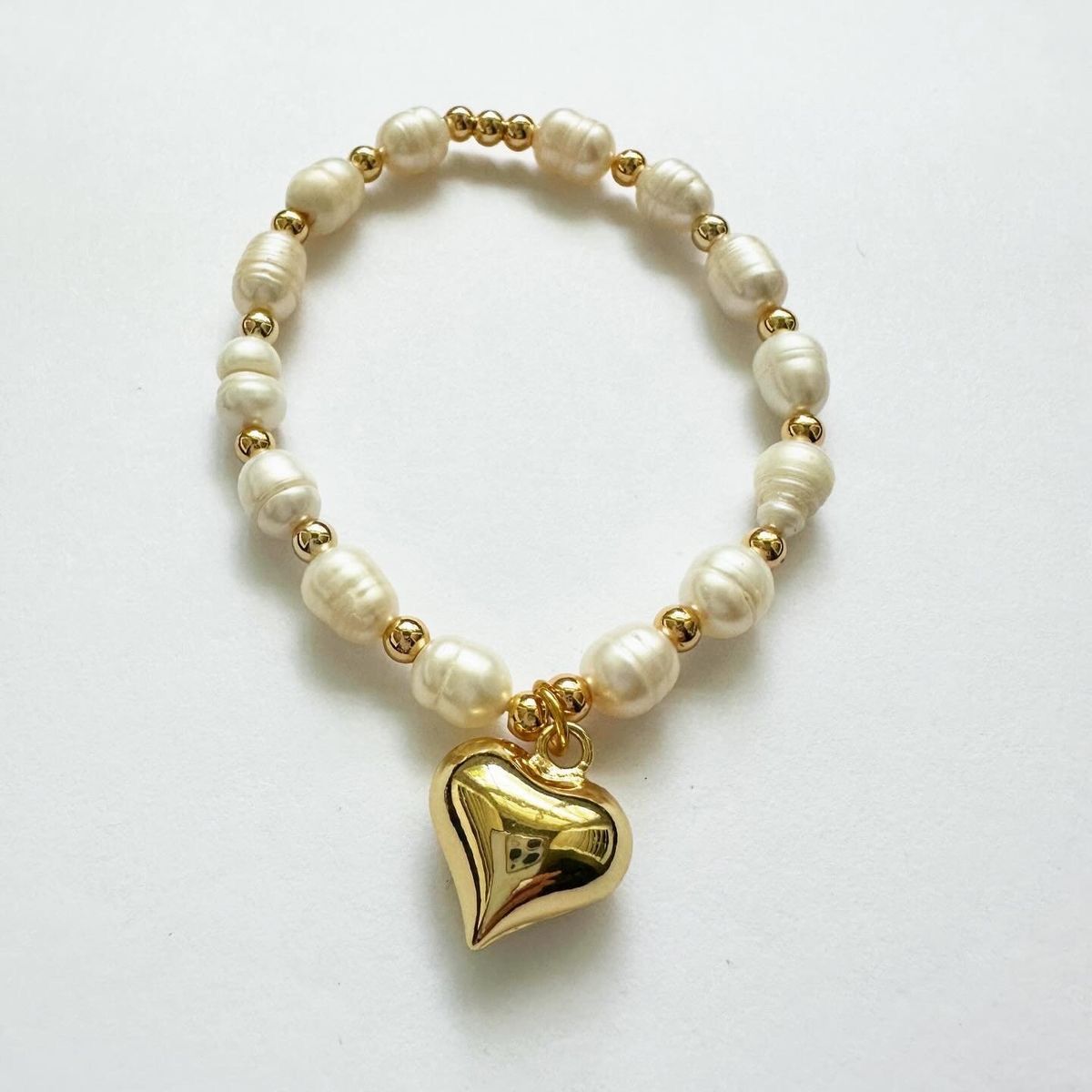 Pulsera elastica con perlas naturales, hematites y dije de corazón