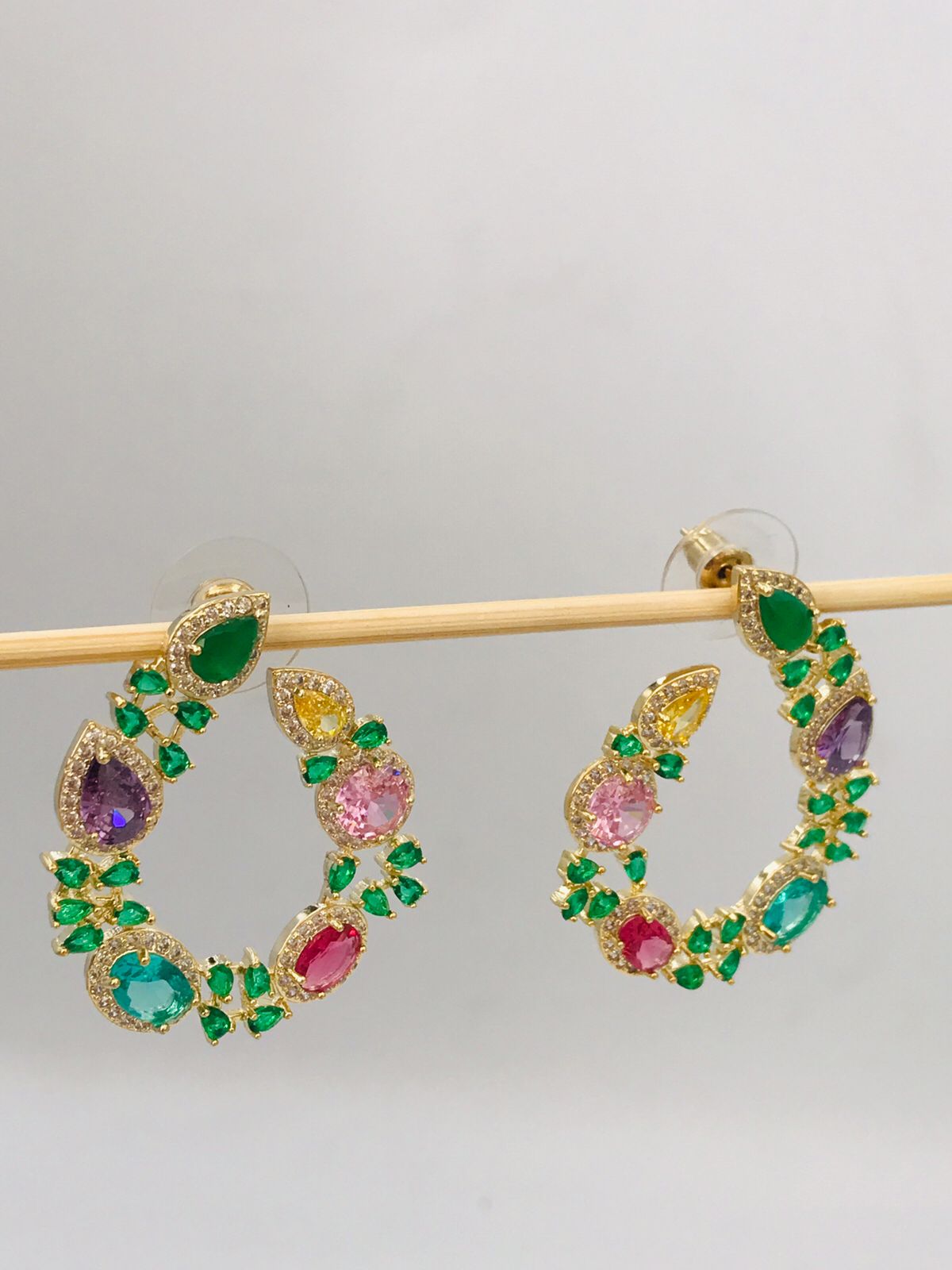 Z017 Aretes Goldfilled con circonia Multicolores, Seguro de pin y mariposa.
