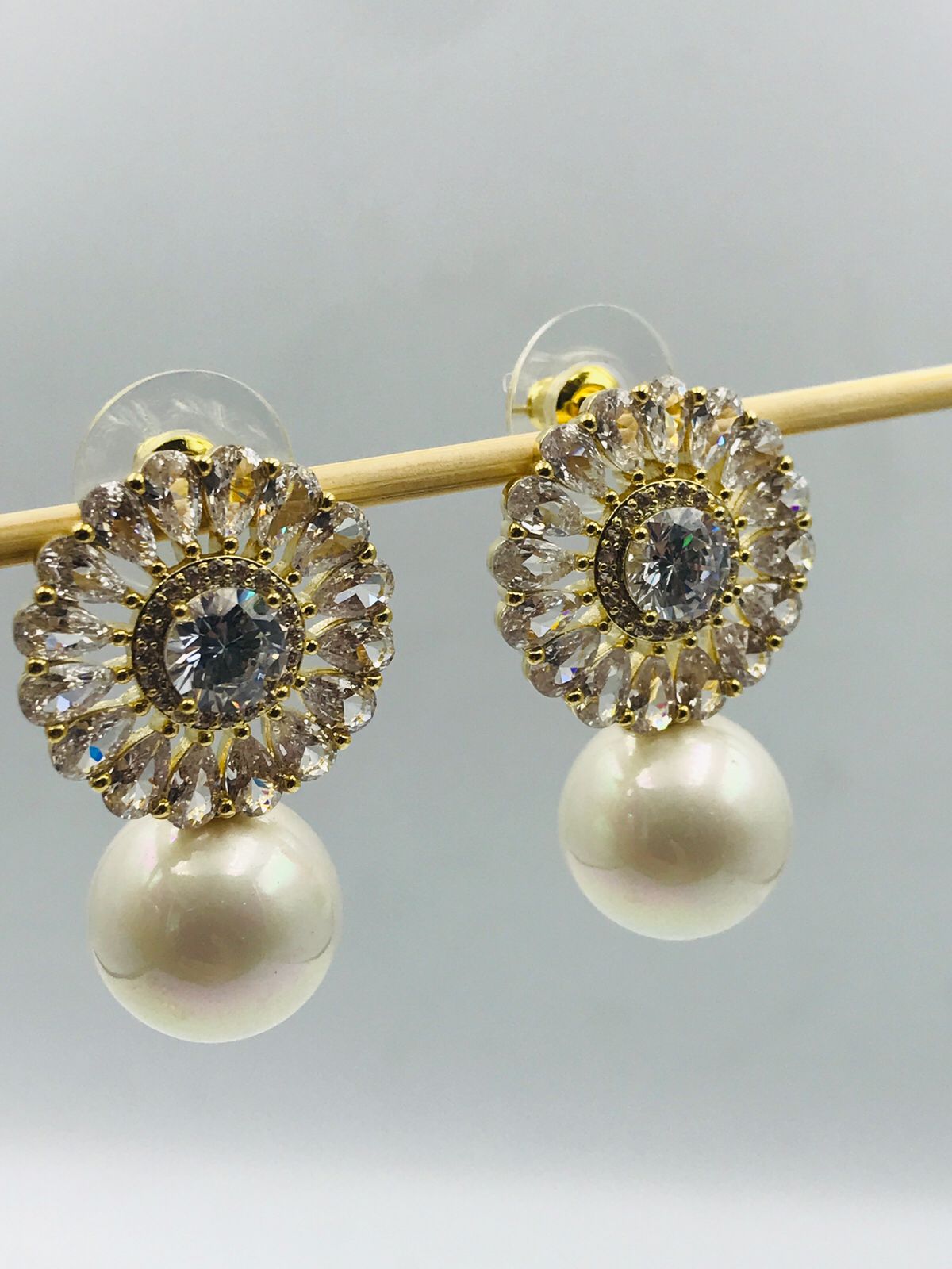 Z019 Aretes Goldfilled con circonia unicolor y Perla shell.