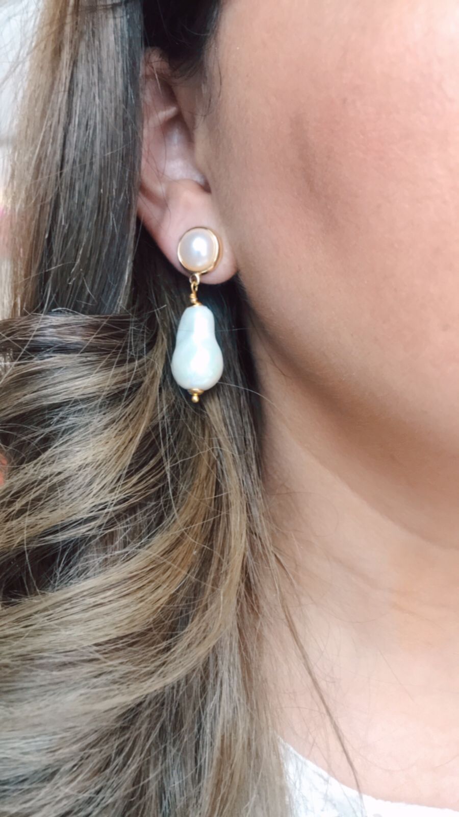 Z01 Aretes dorados Goldfilled y perla shell.
