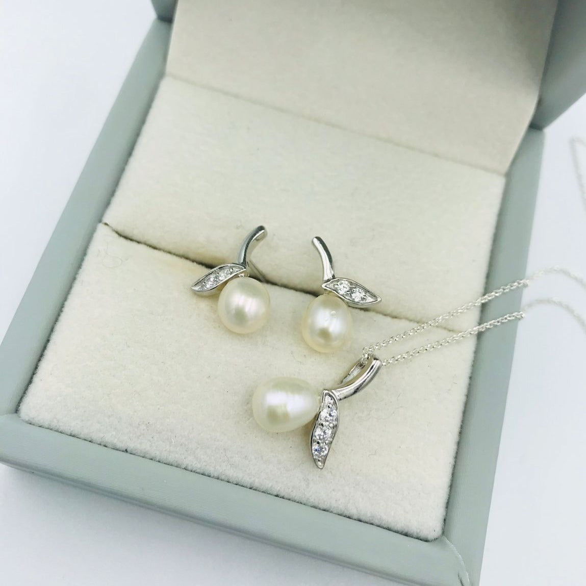 Juego de plata y Perlas .