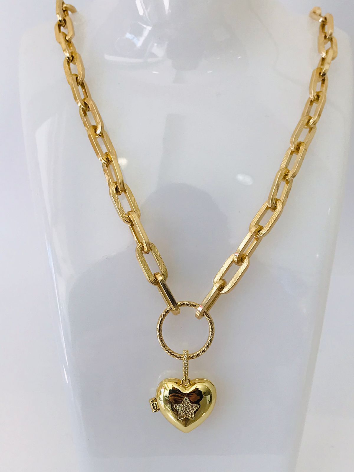 Collar con dije de corazón relicario