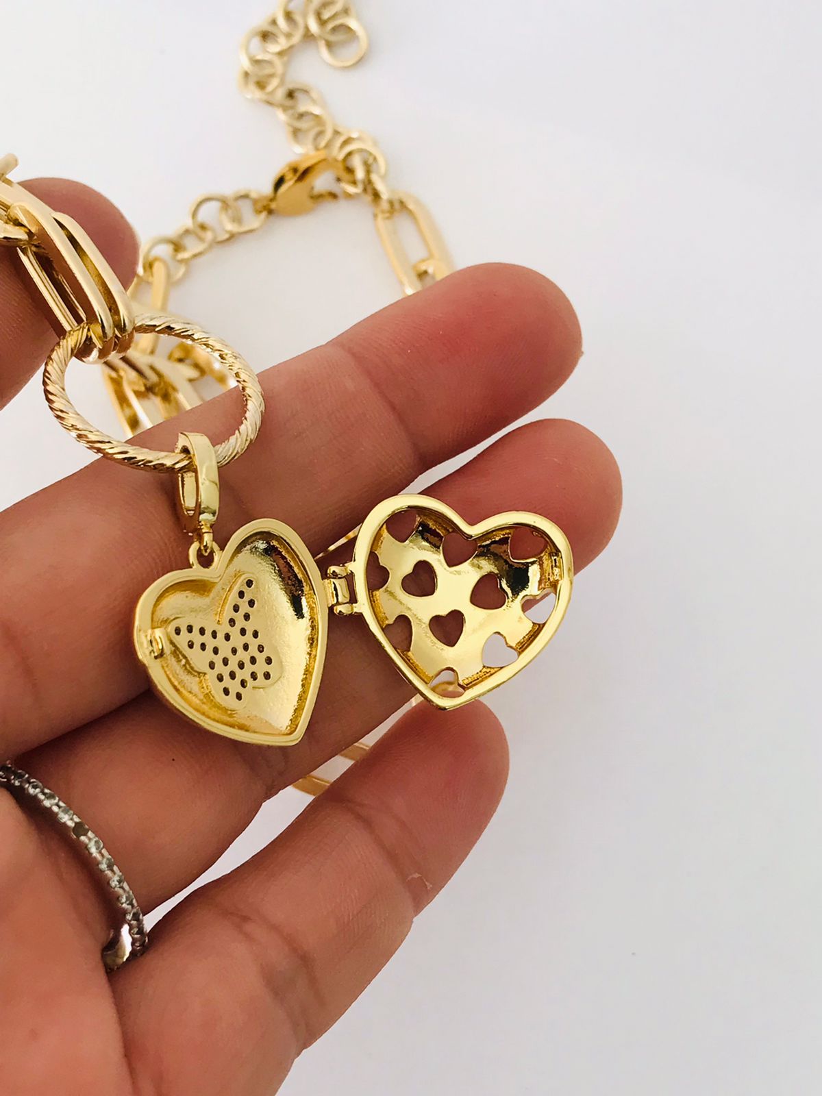 Collar con dije de corazón relicario