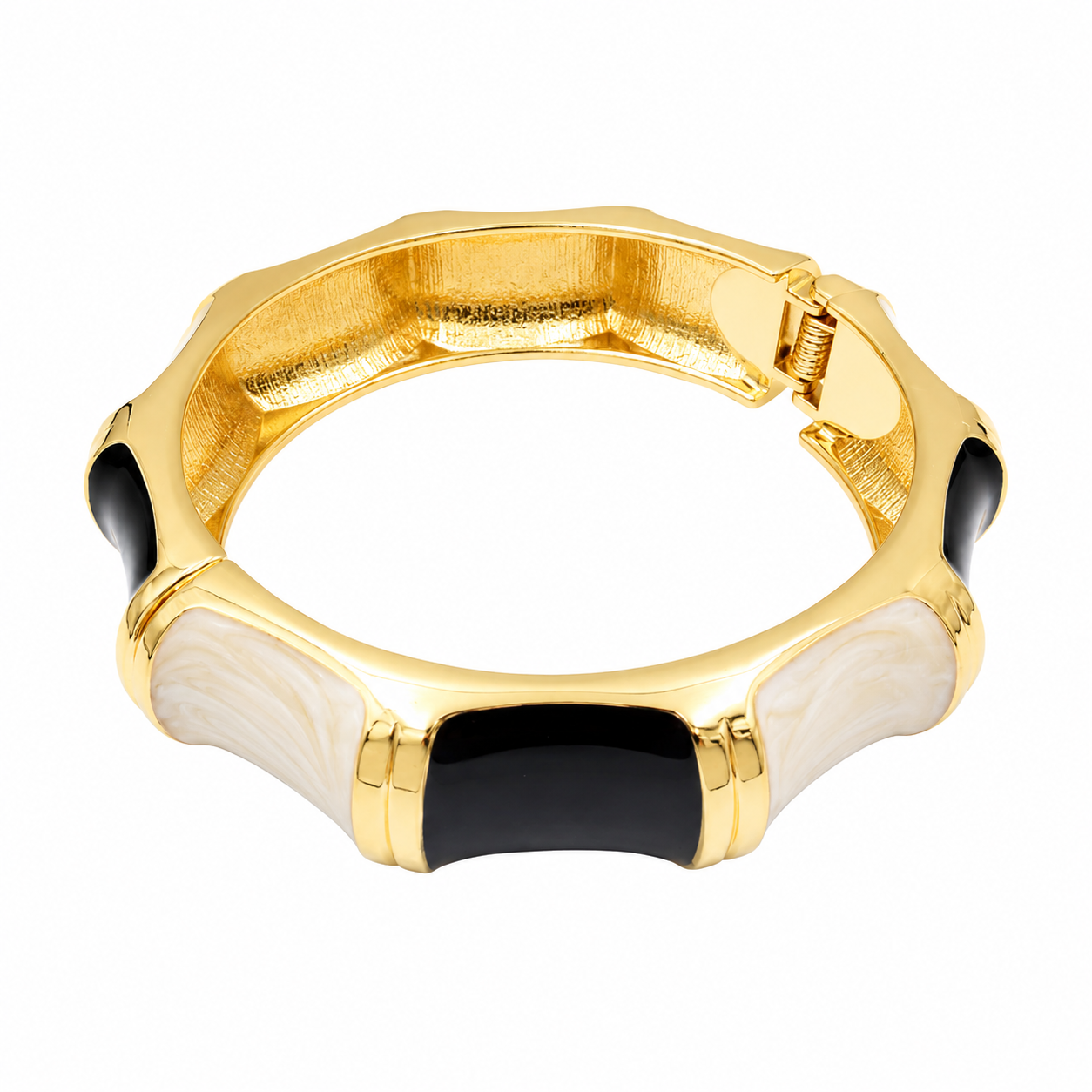 Brasalete dorado, tipo bisagra. Esmaltado en blanco y negro.