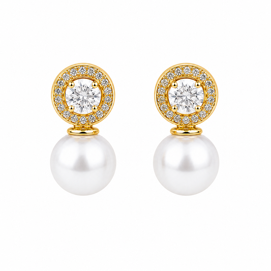 Aretes con perla nacarada y halo de finas circonias.