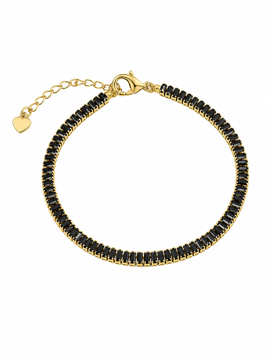 Sofisticada pulsera tipo tennis elaborada en tono dorado, adornada con una línea continua de finas circonias