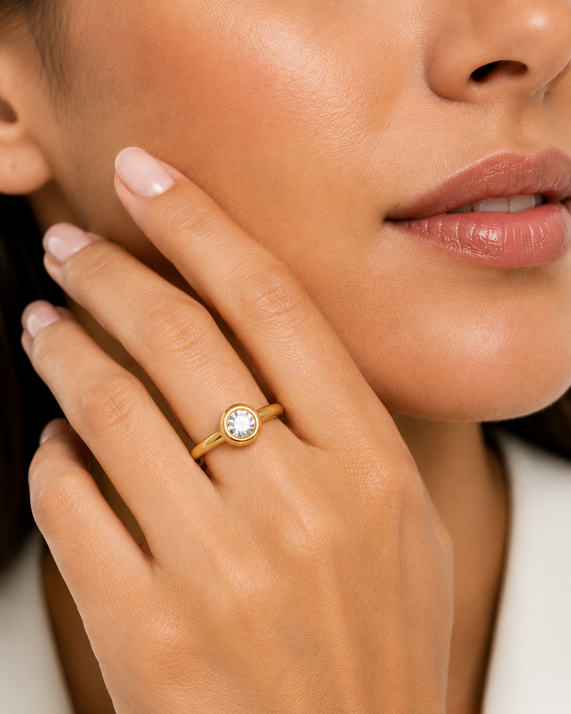 Anillo Goldfilled dorado, ajustable, con 1 circonia central grande.