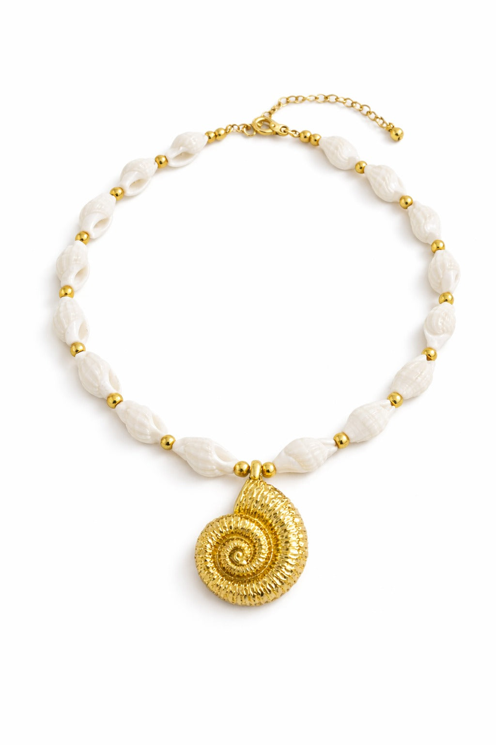 Collar con broche, conchas y dije de caracol