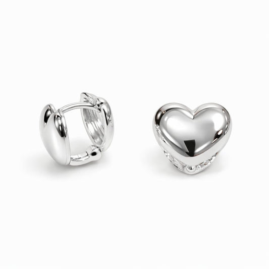 Aretes Huggie de corazón