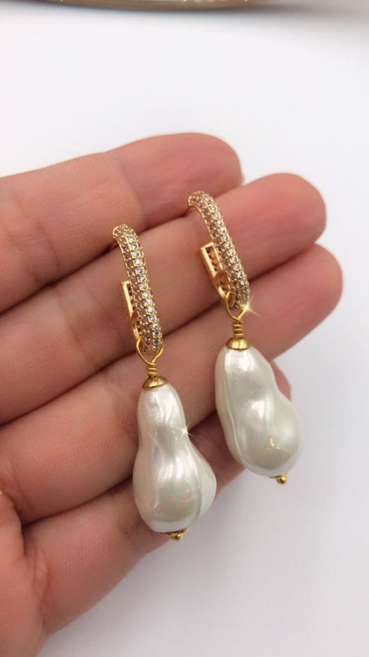 Z02 Aretes Goldfilled con perla shell. Seguro de pin y mariposa.