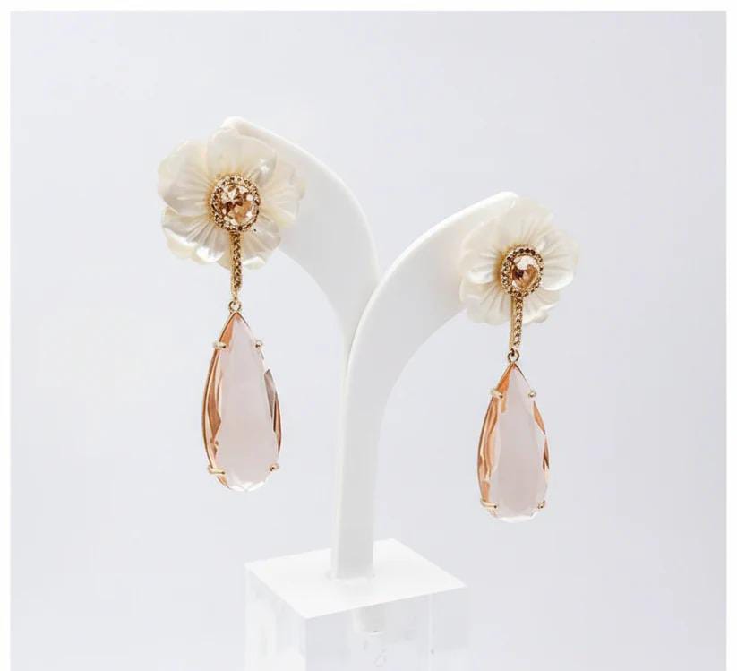 Aretes con cristales, flor de nácar y circonias