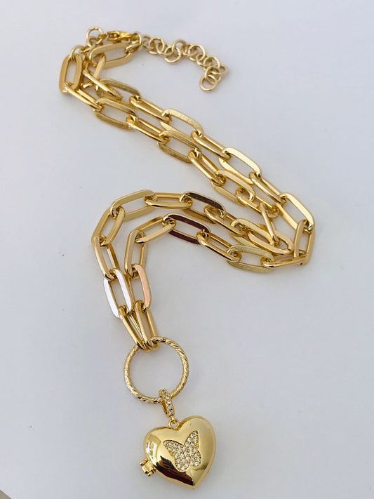 Collar con dije de corazón relicario